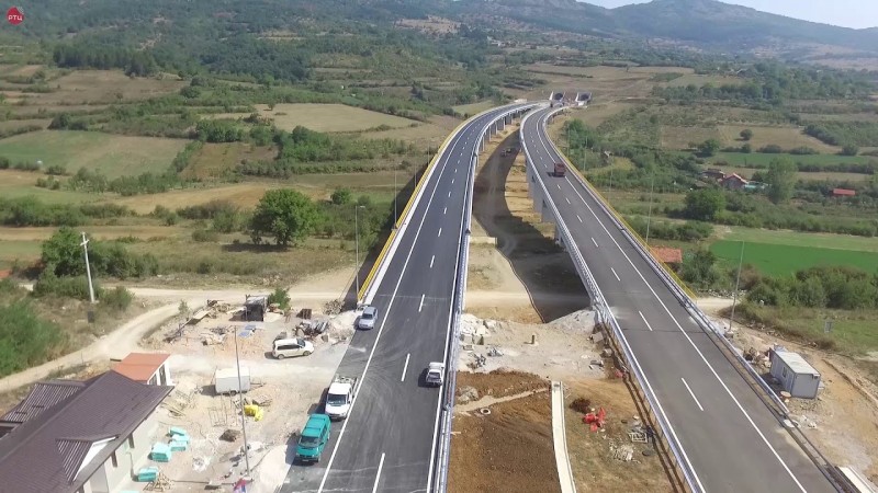 Od sredine 2012. u Srbiji je izgrađeno 163,1 km auto-puteva. Tako je na Koridoru 10 završeno 110,3 km autoputa, dok je na Koridoru 11 završeno 52,8 km autoputa